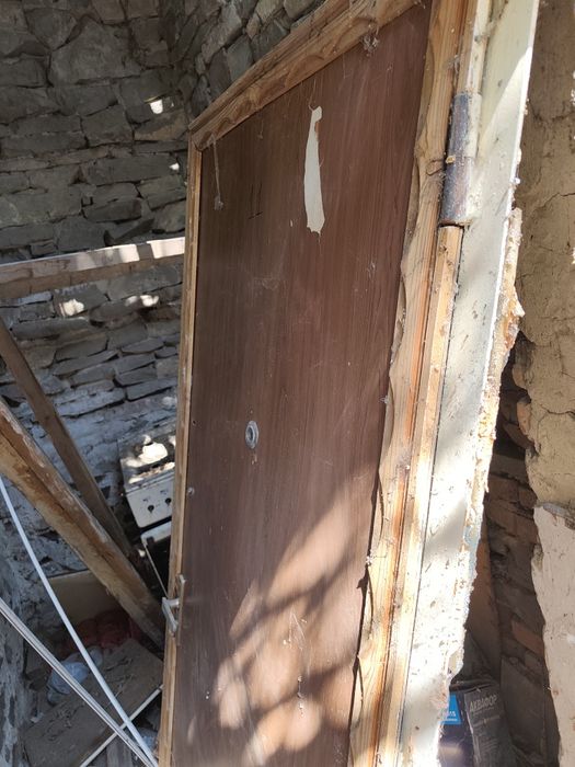 Металлическая дверь старого образца