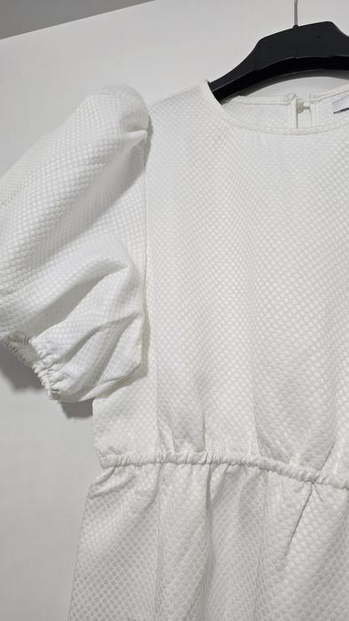 Rochie midi Na-kd cu maneci scurte bufante perfecta pentru vara