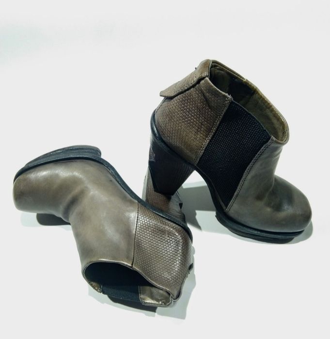 Ghete A.S.98 din piele naturală 
...