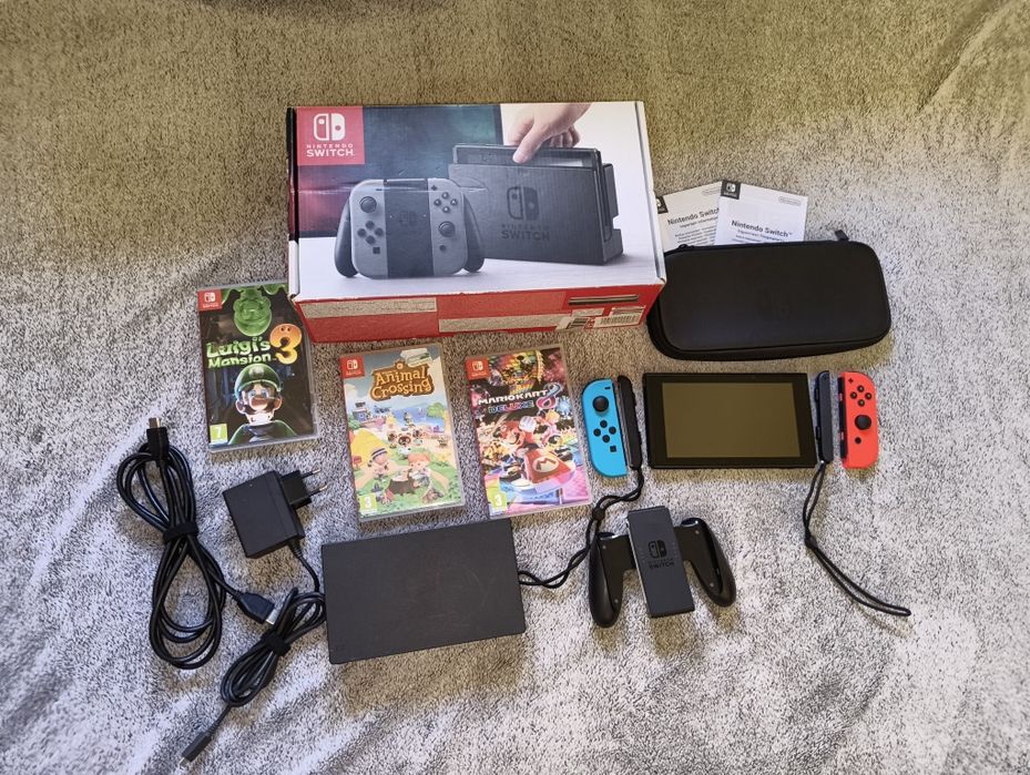 Nintendo Switch V2 (HAC-001-01) + Mario Kart 8, Animal Crossing, Luigi's Mansion 3