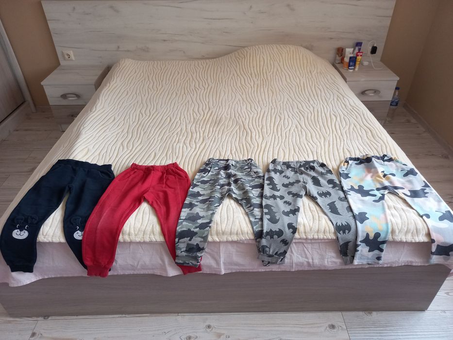 Долнища и дънки размери 98-104-110.Долнищата по 3лв.Дънките по 5лв.