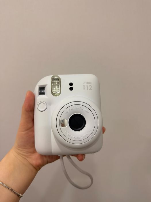 Продам Fujifilm INSTAX Mini 12 в белом цвете.