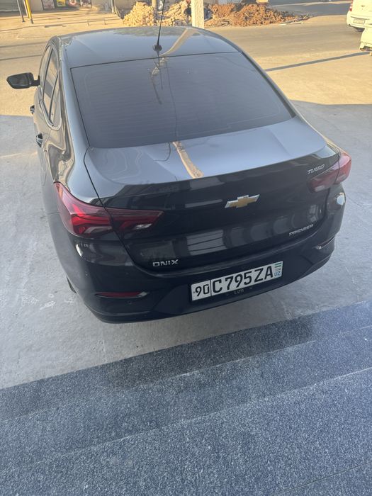 Onix moshinasi sotiladi