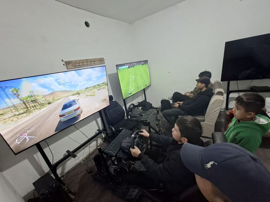 PlayStation 4+qoʻshimcha  pultlari, avtosimulyator,pastavka, televizor