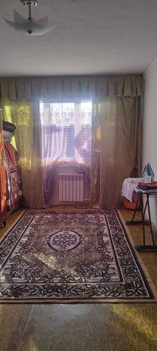 Продаю в 3 ом микрорайоне 2 этаж. 3 х комнатный кв.