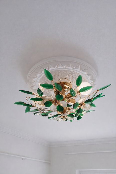 Продаётся красивая потолочная люстра.