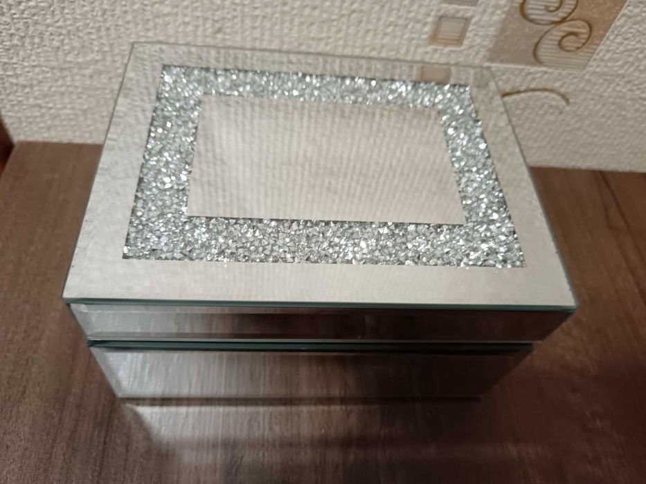 Нови красиви огледални,стъклени,пласмасови кутии за бижута.Бомбониера.
