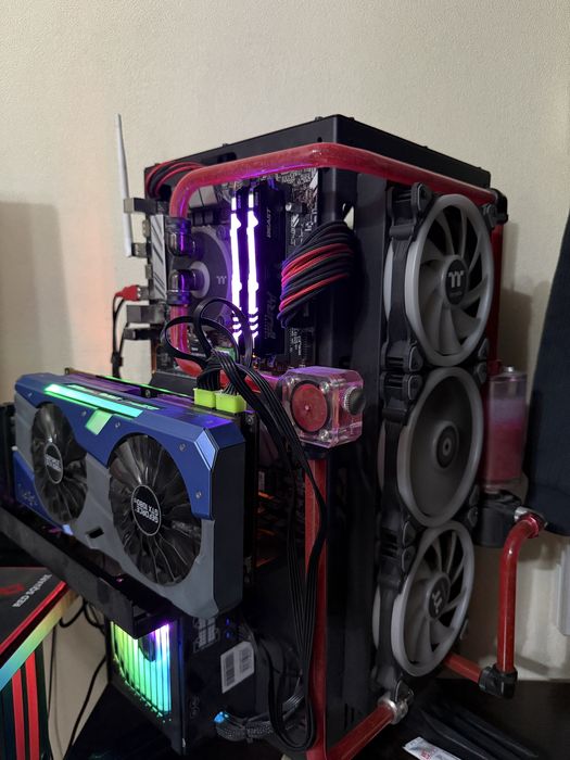 компьютер с кастомным водяным