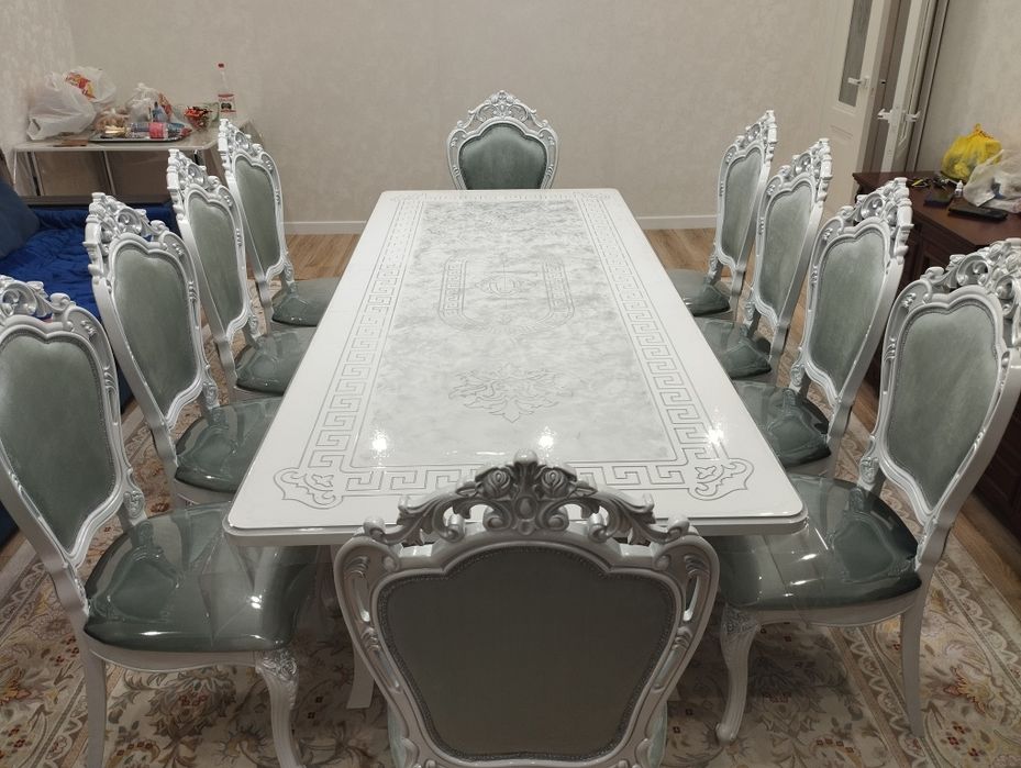 Стол и стулья Versace