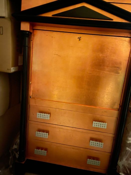 Красив античен шкаф с дърворезби