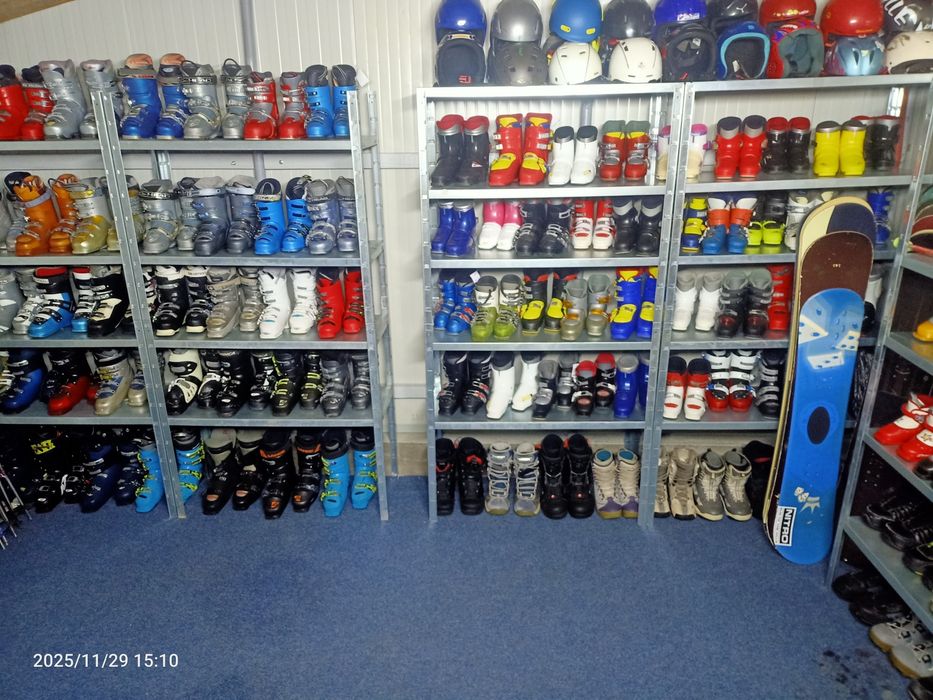 Vând skiuri clăpari bete placi snowboard booti căști