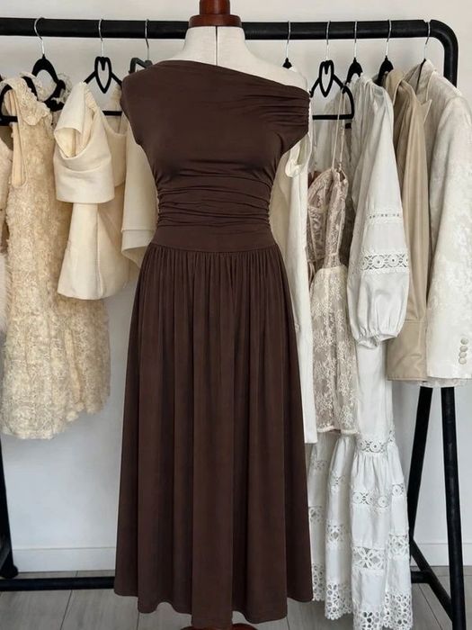 Rochie maro cu detalii drapate și croială lejeră, ideală pentru un look elegant