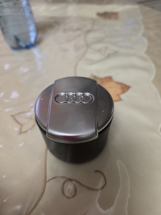 Scrumiera  masina Bentley si Audi noi!