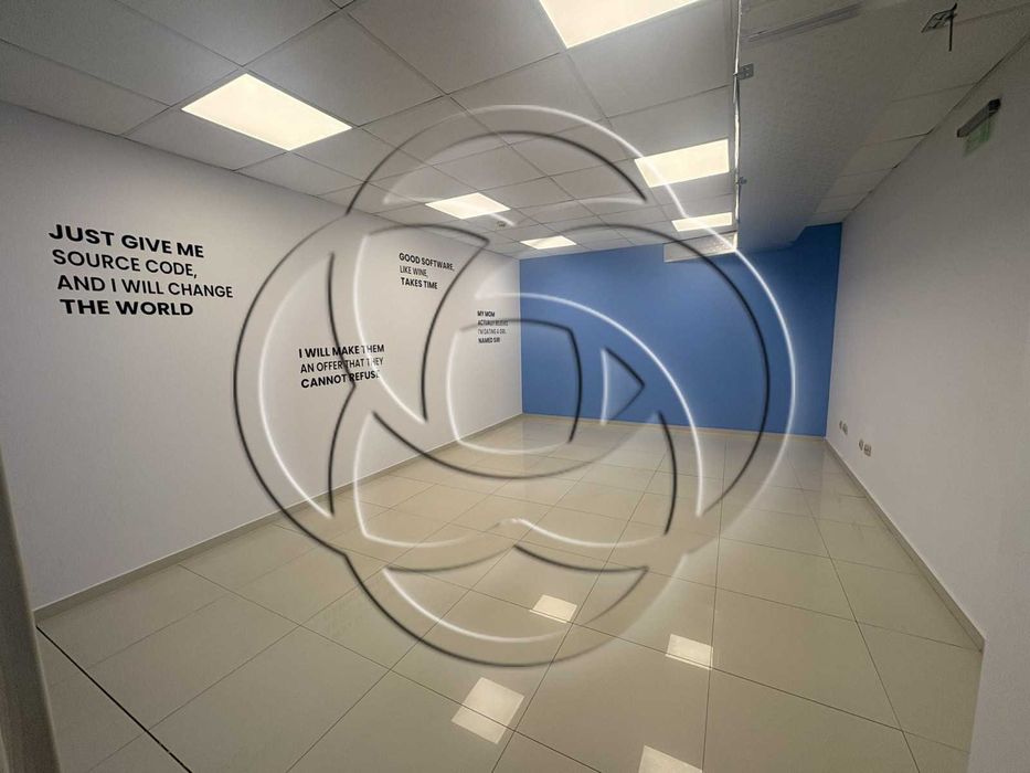 Просторен офис в сграда на входа на метро и с паркинг