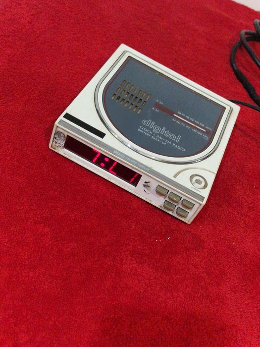 Radio cu afișaj digital  defect