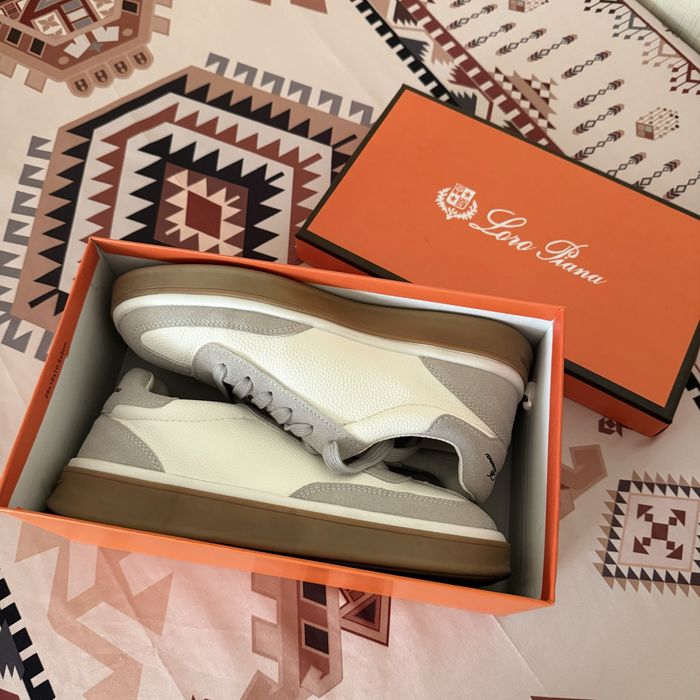 Кроссовки женские