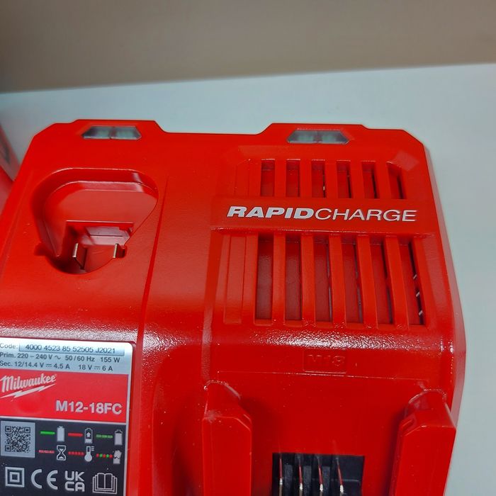 Ново бързо зарядно Milwaukee M12-18FC
