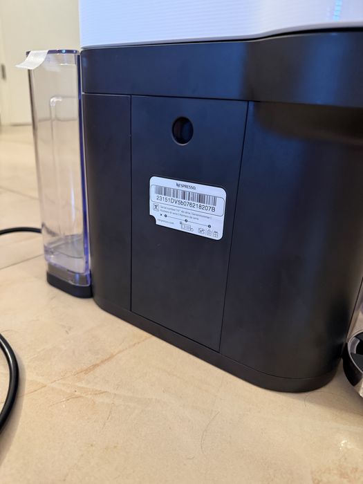 Espressor Nespresso Vertuo Lattissima alb in garantie