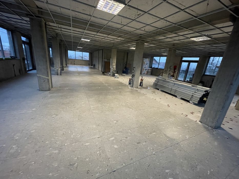 Spatii comerciale cu parcare privata