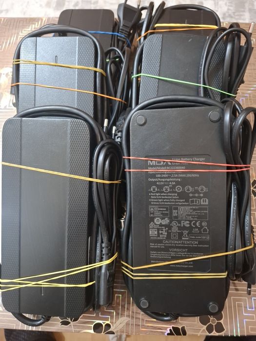 Vând încărcător trotineta si biciclete