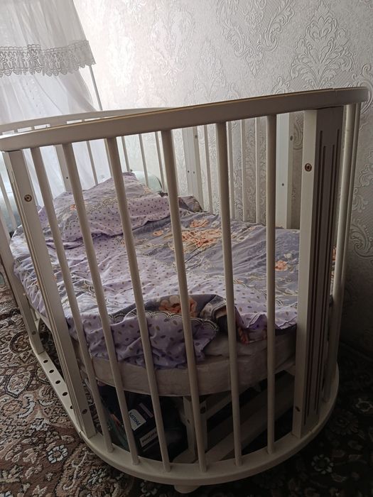 Продаётся кровать 3 в 1. Москитная сеточка в подарок.