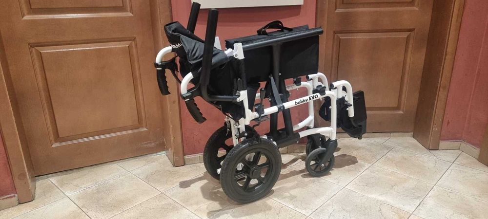 Олекотена транспортна инвалидна количка Vermeiren Bobby EVO