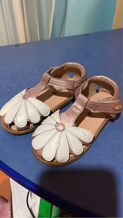 Продам обувь детскую.