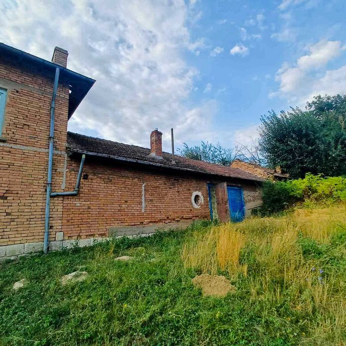 Продавам първия етаж от къща в с. Бръшляница | 80 кв.м + двор 1710 кв.м | 24 км от Плевен | 11 990 €