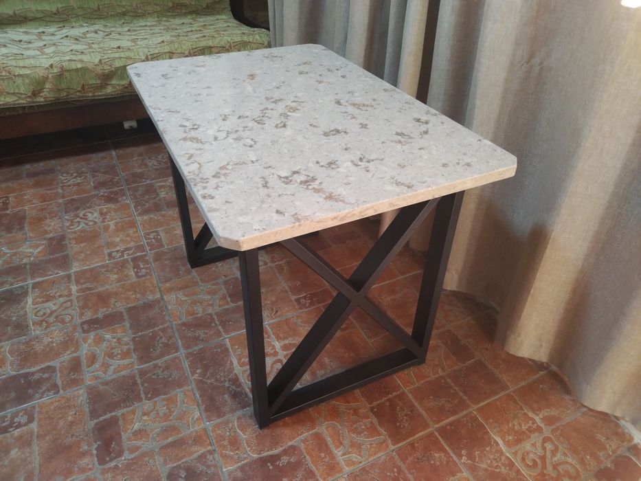 Столик  лофт с кварцевой столешницей