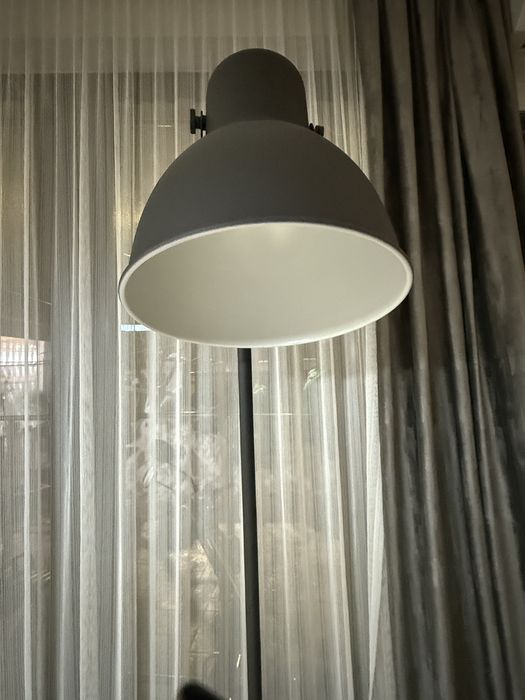 Lampadar negru cu interior alb