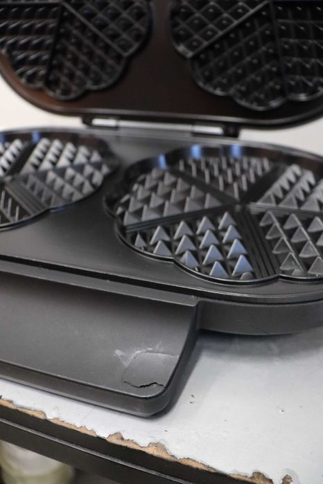 Гофретник Severin Double Waffle Maker, леко спуката и залепена дръжка