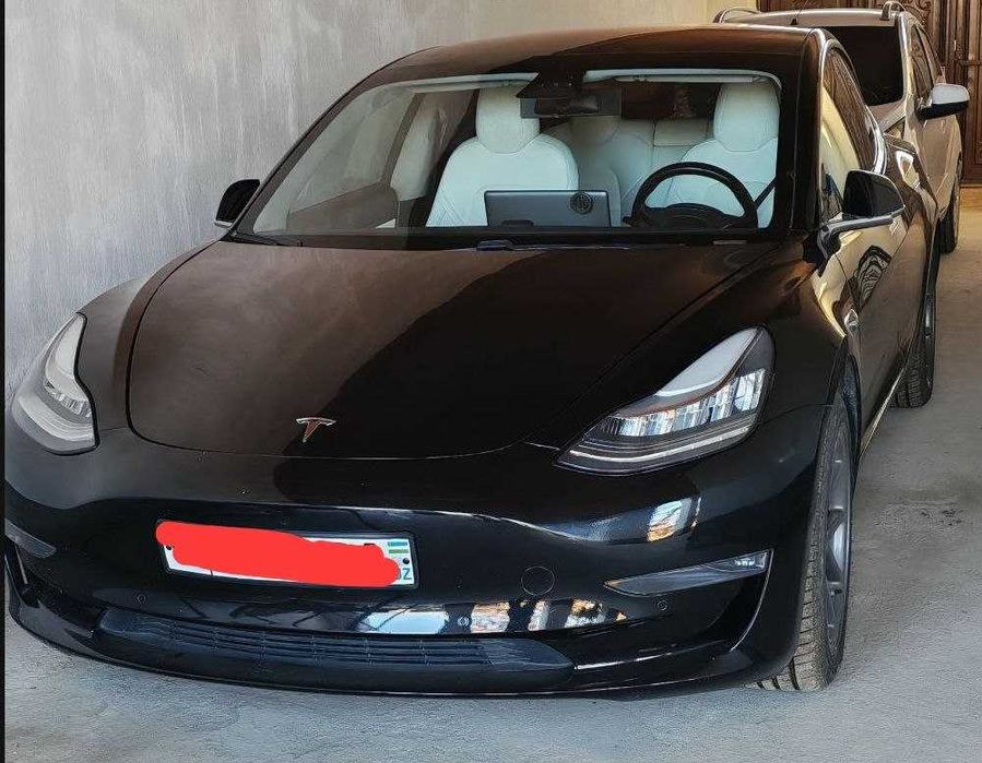 Tesla model 3  Holati ideal to`la zaryad bilan 450km yuradi