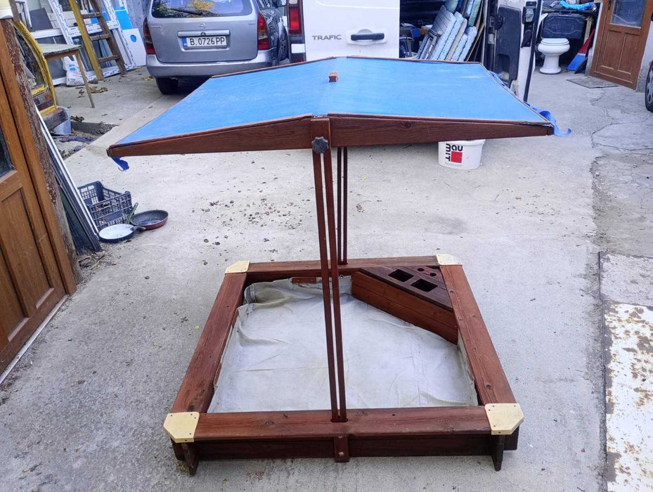 Дървен пясъчник с капак