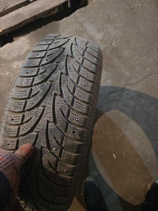 Продам зимние шины шипованые