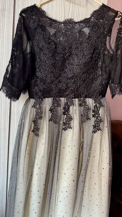 Продавам две офицярни рокли едната е носена а другата само пробвана