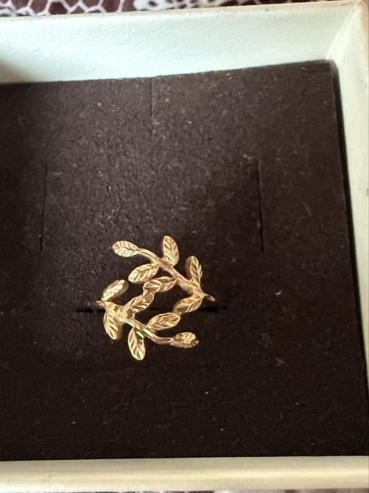 Продам золотое кольцо 585 ,16 размер ,2 гр