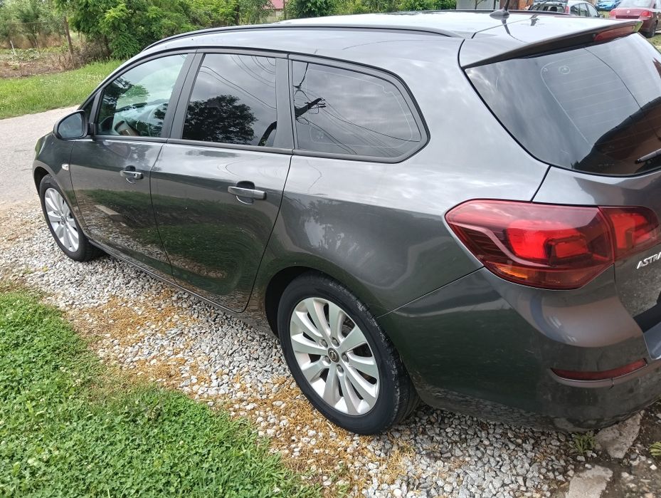 Vând Opel Astra J Sports Tourer 1.7 cdti 2012