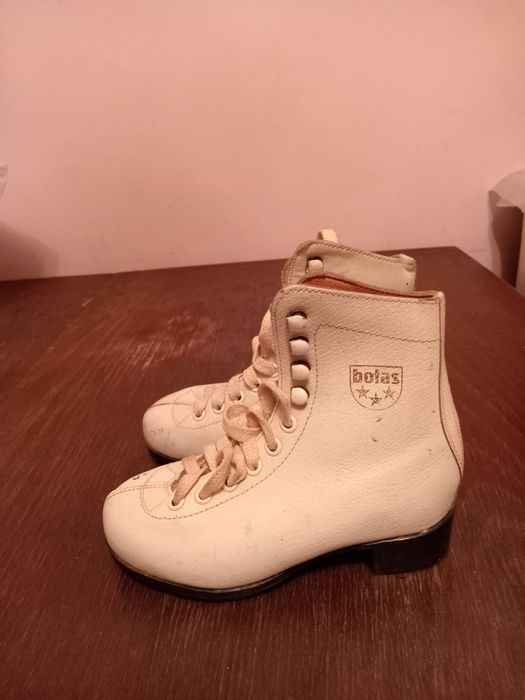 Продам ботинки для коньков