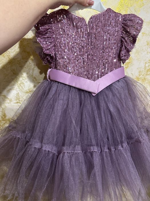 Продам нарядное платье на 3-4 года