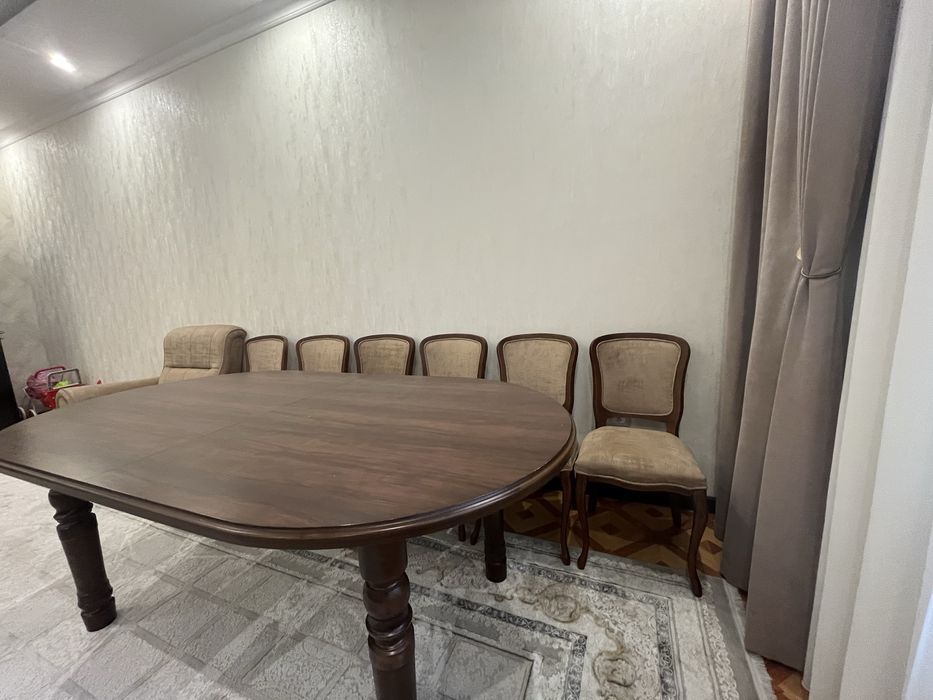 Стол и стулья в гостиную