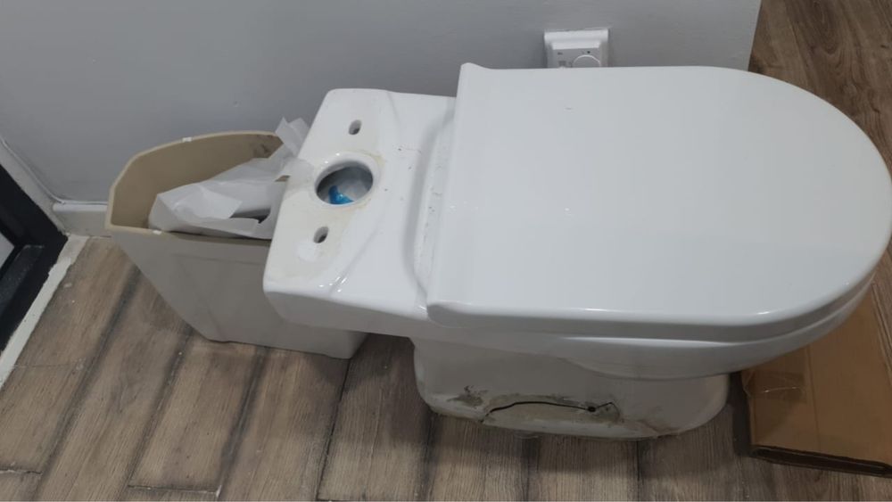 Унитаз  б/у в рабочем  состоянии.