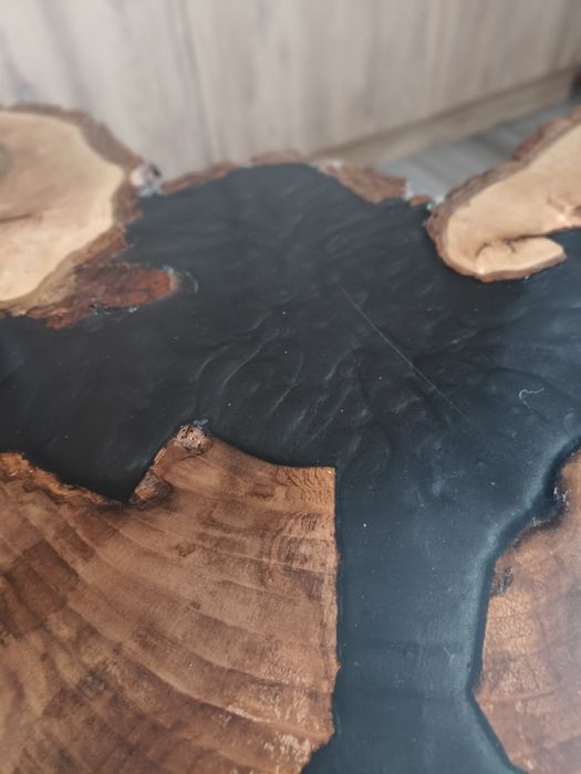 Măsuță de cafea din blat de nuc și rășină epoxidică