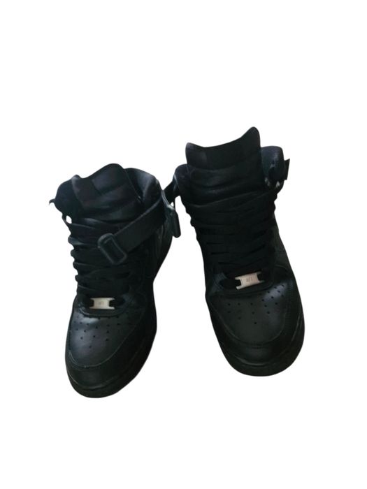 Air force 1 mid aproape noi cu mici defecte pe talpă