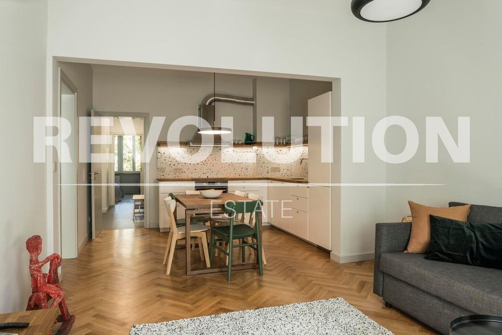 Тристаен апартамент в Центъра на София до НДК.