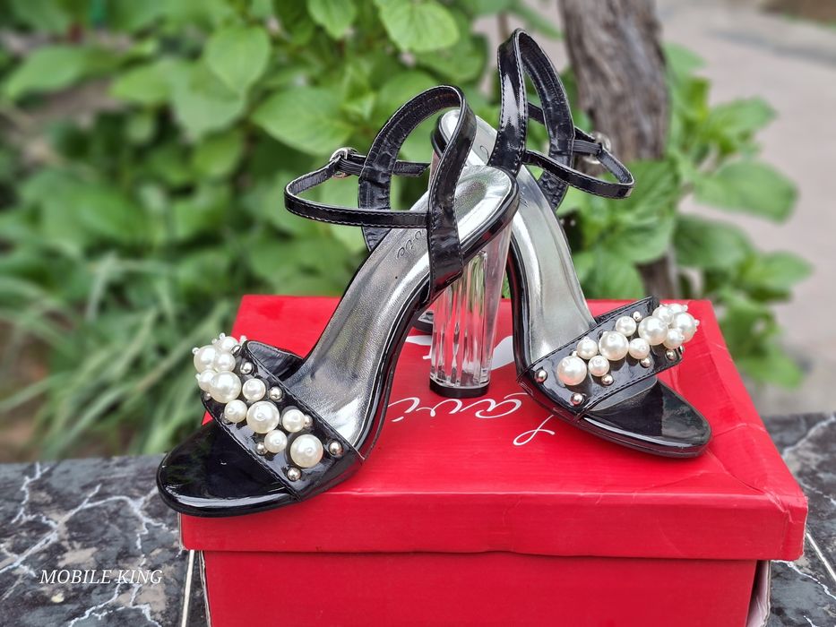 Нови Елегантни черни сандали с перли и прозрачен ток