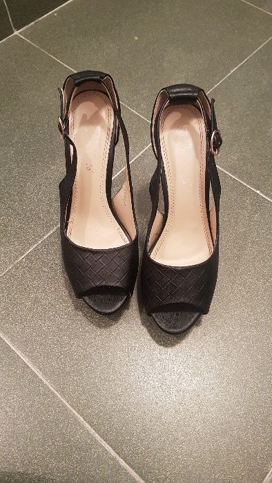 Сандали на висок ток