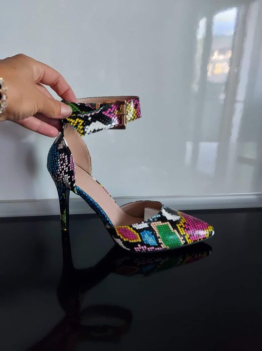 Нови, елегантни и пъстри дамски  сандали ( 39 номер ) !