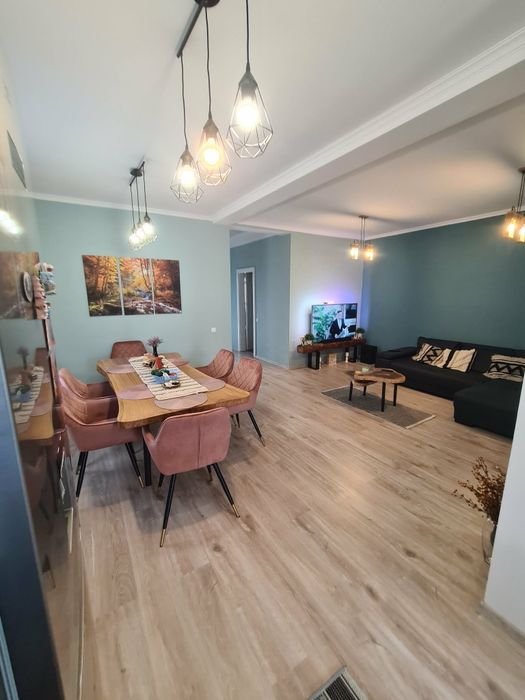 Proprietar vând Duplex parter cu  Garaj  - 35 mp.  Preț 147.000 E.