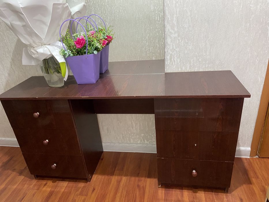 Комод с зеркалом