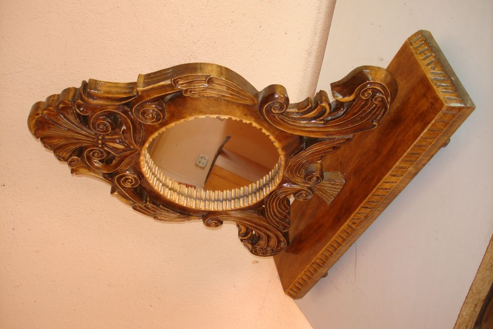 Oglinda veche cu rama sculptata